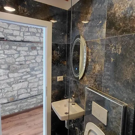 Submarine 105 ホテル ジロカストラ