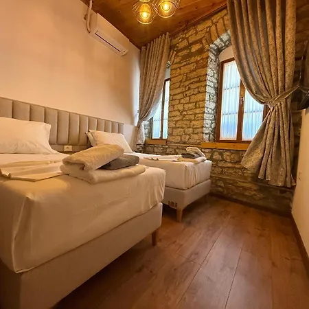 Submarine 105 ホテル ジロカストラ